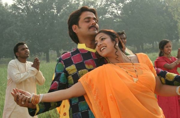 Ravi Kishan and Sweety Chhabra in Aapan Maati Aapan Desh