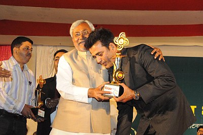 Ravikishan with Nitish Kumar