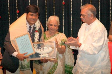 Bhawuk being honoured by Gulzar and Girija Devi