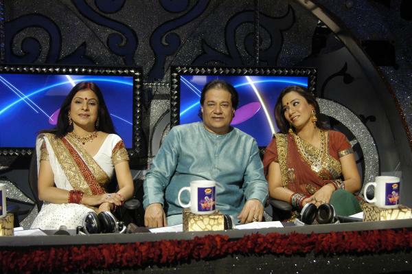 Malini Awasthi, Anup Jalota, and Kalpana on the sets of Sur-Sangram
