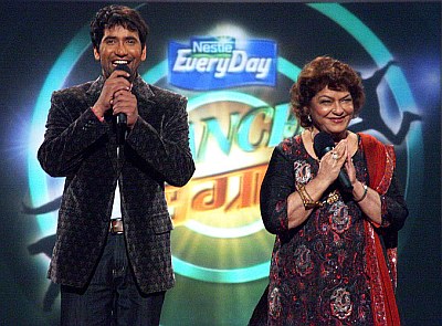 Nirahua and Saroj on Dance Sangram show on Mahuaa TV