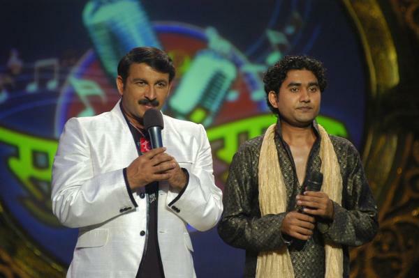Manoj Tiwari with a contestant in Sur Sangram