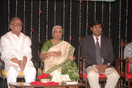 Bhawuk sitting with Gulzar and Girija Devi