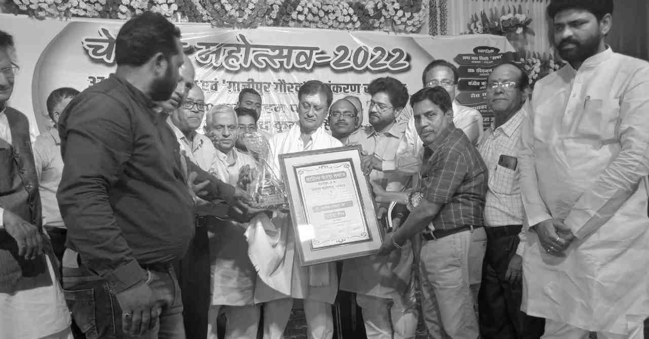 डॉ अशोक द्विवेदी के गाजीपुर गौरव से सम्मानित कइल गइल